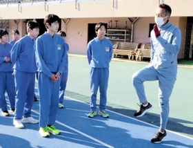 赤堀弘晃さん（右）から走り方を学ぶ中学生ら＝加古川運動公園陸上競技場