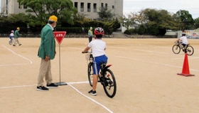 自転車を止めて安全確認する児童＝９月２９日、高砂市伊保東１、伊保小学校（高砂市提供）