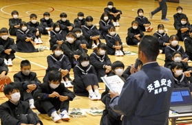 自転車事故を防ぐため市職員の話を聞く生徒ら＝鹿島中学校
