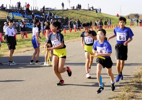 懸命にたすきをつなぐ小学生ら＝加古川市加古川町友沢