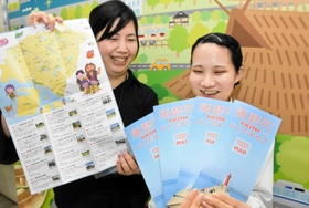 播磨町内の公園や歴史スポットをまとめた観光マップ「播磨町ってどこですか？」をＰＲする町職員＝播磨町東本荘１、播磨町役場