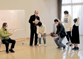 本番に向け熱が入る「加古川市民喜劇ファンタジー」の稽古。コミカルなセリフがアドリブで次々展開された＝陵南公民館