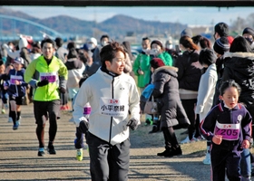 子どもたちを励ましながら走ったゲストランナーの小平奈緒さん＝加古川河川敷