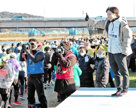 フルマラソンのランナーのスタートを手を振って見送る小平奈緒さん