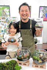 増田真人さんと三女のうみかさん＝加古川市