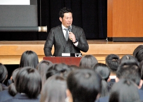 高校生を前に１型糖尿病とともに歩んだ野球人生を語る元阪神投手の岩田稔さん＝県立農業高校