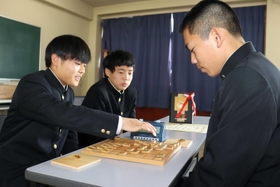 県大会で初優勝した加古川北高校囲碁・将棋部の３人＝加古川北高校