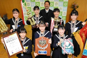 全国中学校駅伝で２連覇を果たした稲美のメンバーら＝稲美町立コミュニティセンター