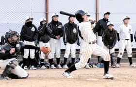 寒空の下、全力プレーを見せた選手ら＝伊保南小学校