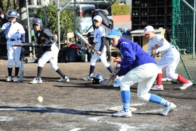 バントの構えを教える加古川西高校の野球部員（手前）＝加古川市加古川町本町