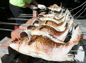炭火でじっくりと焼き上げられるにらみ鯛＝加古川水産
