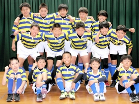 「ＦＯＲ　ＡＬＬ　ミニ・ラグビーフレンドリーマッチ」に出場する加古川ラグビースクールの選手＝加古川市加古川町北在家