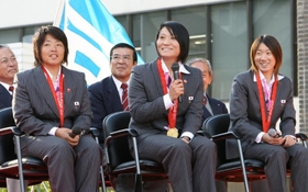 県民報告会で質問に答える（左から）廣瀬芽選手、乾絵美選手、狩野亜由美選手＝神戸市中央区下山手通５、兵庫県庁