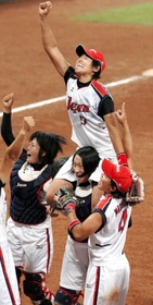北京五輪で優勝し、上野由岐子選手（上）を肩車して喜ぶ乾絵美さん＝２００８年８月２１日、中国・北京