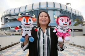 オリックスのマスコット、バファローブル（左）とバファローベルを手に、笑顔を見せる乾絵美さん＝大阪市西区千代崎３、京セラドーム大阪前