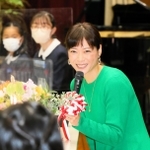 児童の質問に答える上野樹里さん＝加古川小学校