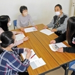 「お仕事体験隊」の活動を振り返るサポーターや保護者ら＝陵南公民館
