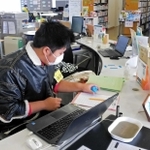 お仕事体験隊でパソコン入力など事務作業をこなす智矢さん＝２０１８年３月、東播磨生活創造センター「かこむ」