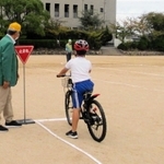 自転車を止めて安全確認する児童＝９月２９日、高砂市伊保東１、伊保小学校（高砂市提供）