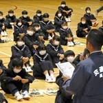 自転車事故を防ぐため市職員の話を聞く生徒ら＝鹿島中学校