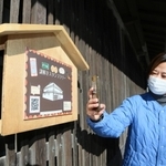 謎解きスタンプラリーの看板前でスマートフォンのアプリをかざすと、クイズに答えられる＝高砂市高砂町今津町、工楽松右衛門旧宅