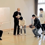 本番に向け熱が入る「加古川市民喜劇ファンタジー」の稽古。コミカルなセリフがアドリブで次々展開された＝陵南公民館