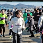 子どもたちを励ましながら走ったゲストランナーの小平奈緒さん＝加古川河川敷