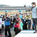 フルマラソンのランナーのスタートを手を振って見送る小平奈緒さん
