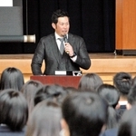 高校生を前に１型糖尿病とともに歩んだ野球人生を語る元阪神投手の岩田稔さん＝県立農業高校