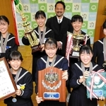滋賀県であった第３０回全国中学校駅伝の女子（５区間１２キロ）で、兵庫県勢女子として初めて連覇した稲美中陸上競技部の駅伝チームが２２日、同県稲美町立コミュニティセンター（同町国岡１）で中山哲郎町長らに優勝を報告した。厳しい練習に耐え、再び優勝旗を持ち帰った選手たち。レースを振り返り、応援してくれた人たちに感謝しながら、勝利の喜びをかみしめた。
