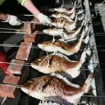 炭火でじっくりと焼き上げられるにらみ鯛＝加古川水産