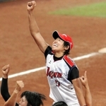 北京五輪で優勝し、上野由岐子選手（上）を肩車して喜ぶ乾絵美さん＝２００８年８月２１日、中国・北京
