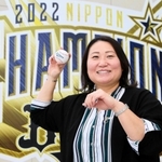 オリックスの日本一を祝う看板前でボールを構える乾絵美さん。ソフトボールの現役時代は捕手として活躍した＝大阪市西区千代崎３、京セラドーム大阪