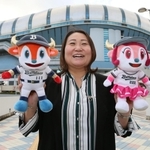 オリックスのマスコット、バファローブル（左）とバファローベルを手に、笑顔を見せる乾絵美さん＝大阪市西区千代崎３、京セラドーム大阪前