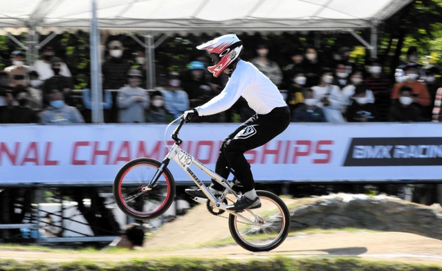 全日本選手権で走る片田さん＝１０月３０日、堺市（片田さん提供）