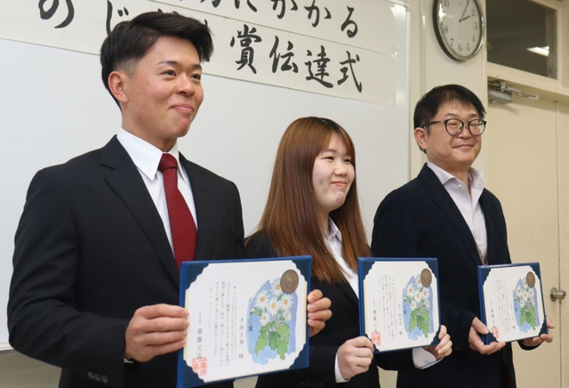 川におぼれた女性を救助したとして、「のじぎく賞」を伝達された（右から）山中一夫さん、北川穂乃実さん、魚橋良輔さん＝高砂市荒井町紙町、高砂署