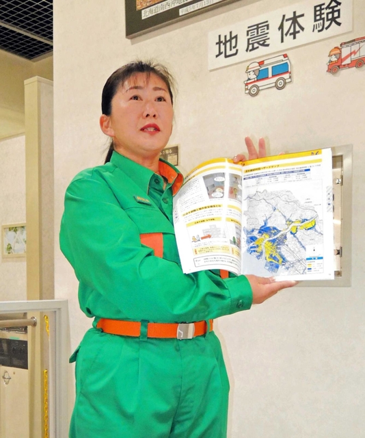 加古川市の総合防災マップを手に「各家庭で必ず確認しておいて」と呼びかける横山恭子さん＝加古川市加古川町友沢、市防災センター