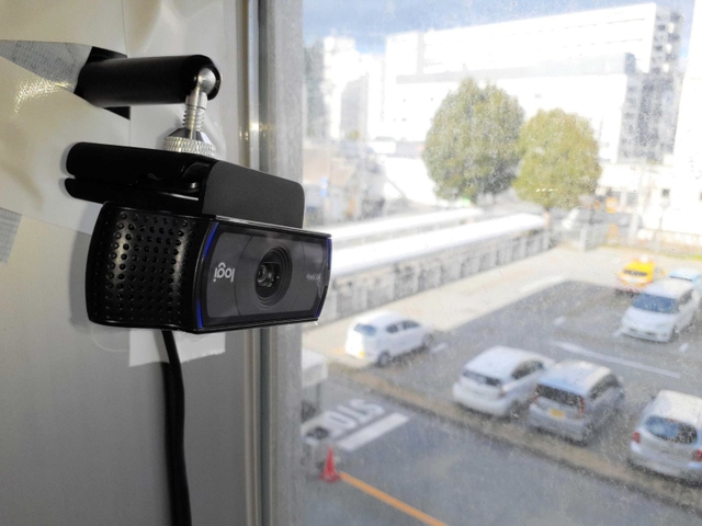 県加古川総合庁舎２階に設置したカメラ。駐車場の混雑状況をＡＩで解析し、インターネット上で表示する＝加古川市加古川町寺家町