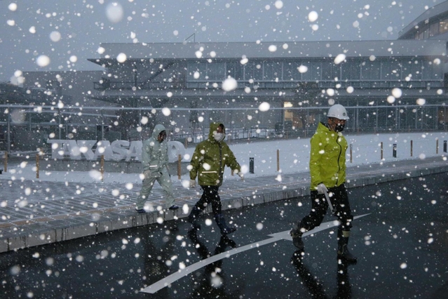 寒波に対応するため、高砂市役所を出る職員＝２４日午後５時１５分、高砂市荒井町千鳥１