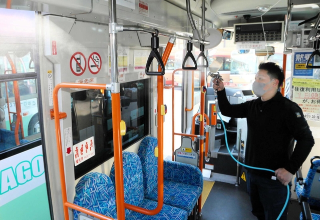 じょうとんバスの車内を消毒する島宏輔さん＝加古川市尾上町池田
