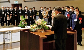 都倉達殊市長（手前）のあいさつを聞く参加者＝高砂市文化保健センター（同市提供）