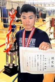全日本新人王のトロフィーを手に喜ぶ松江琉翔選手＝加古川市別府町朝日町