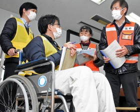 災害時を想定し避難所での要配慮者への対応を確認した＝高砂市中央公民館