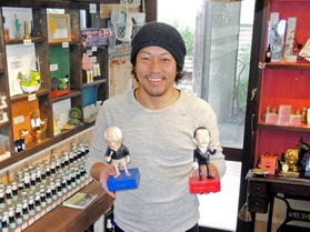 特徴を捉えすぎた「おもしろフィギュア」を制作する井上智也さん。本業のアロマショップにも各所に作品が＝加古川市平荘町山角、アロマショップ「バド」
