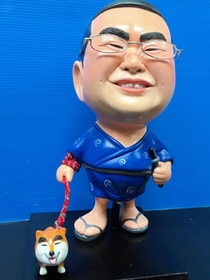 眉が特徴的で、西郷隆盛の銅像そっくりに仕上げられた男性（バド提供）