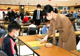 指導対局では、子どもたちがプロ棋士と対戦する機会に恵まれた＝ニッケパークタウン