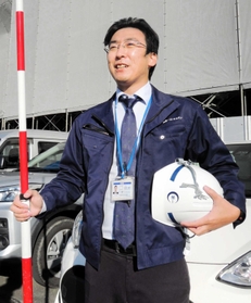 高知の建設コンサルタント会社に勤める岩瀬誠司さん。原点は中学時代の震災学習だ＝高知市介良、第一コンサルタンツ