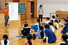 「高知大学防災すけっと隊」などが小学生を対象に開いた防災キャンプで、講師を務めた岩瀬誠司さん（奥左）＝２０１７年７月、高知県須崎市（岩瀬さん提供）