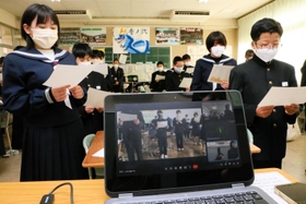 オンライン授業では、阪神・淡路大震災の被災者がつづった詩の朗読もあった＝竜山中学校