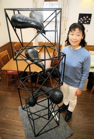 入選作品「ＡＩのゆくえ」と遠藤由美子さん＝加古川市